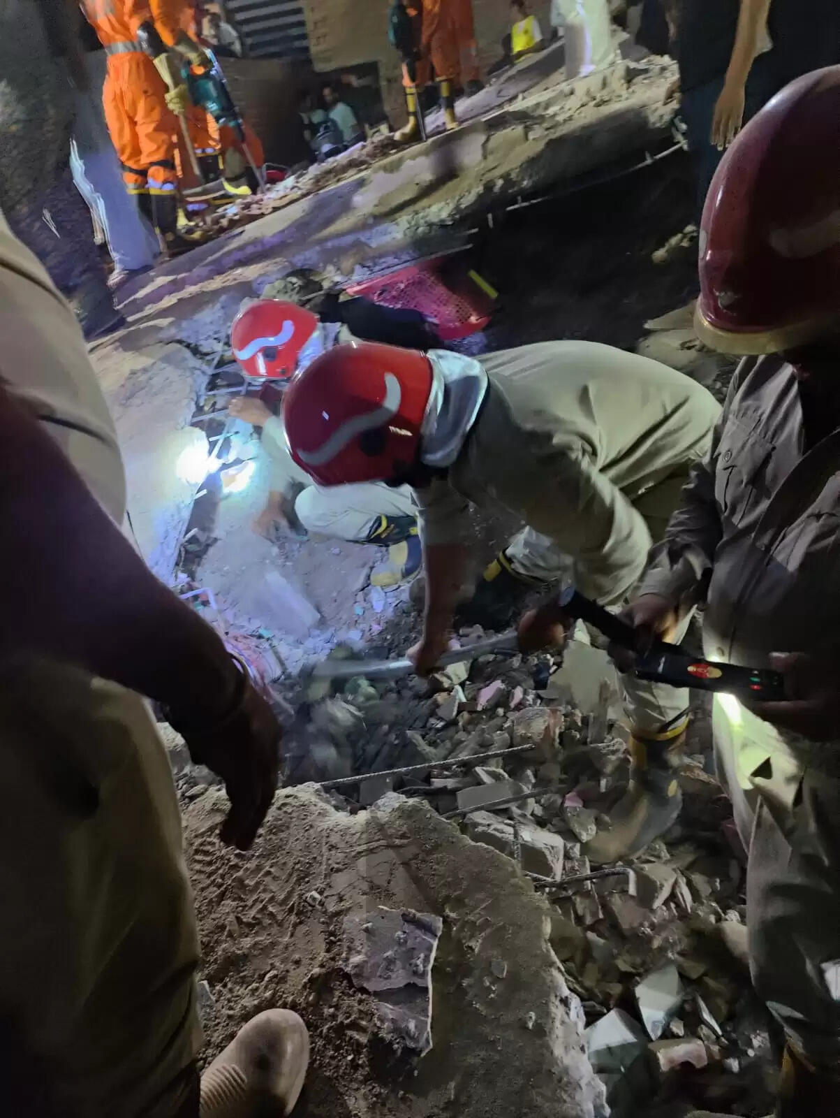 (संशोधित) दिल्ली में चार मंजिला इमारत जमींदोज , चार की माैत