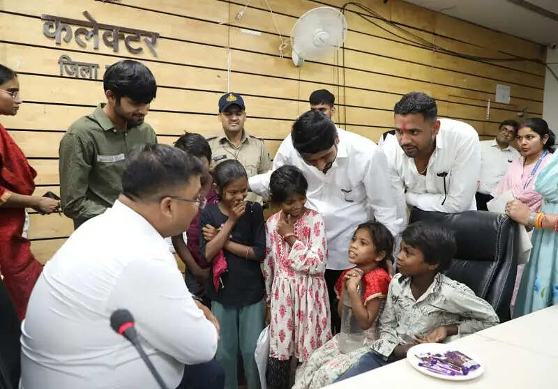 इंदौरः जनसुनवाई बनी जरूरतमंदों के लिए सहारा, इलाज से लेकर बच्चों के भविष्य तक प्रशासन ने बढ़ाया मदद का हाथ
