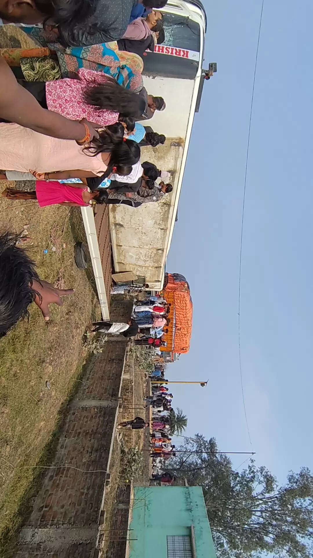 ट्रक की टक्कर से बस पलटी, 12 से अधिक यात्री घायल