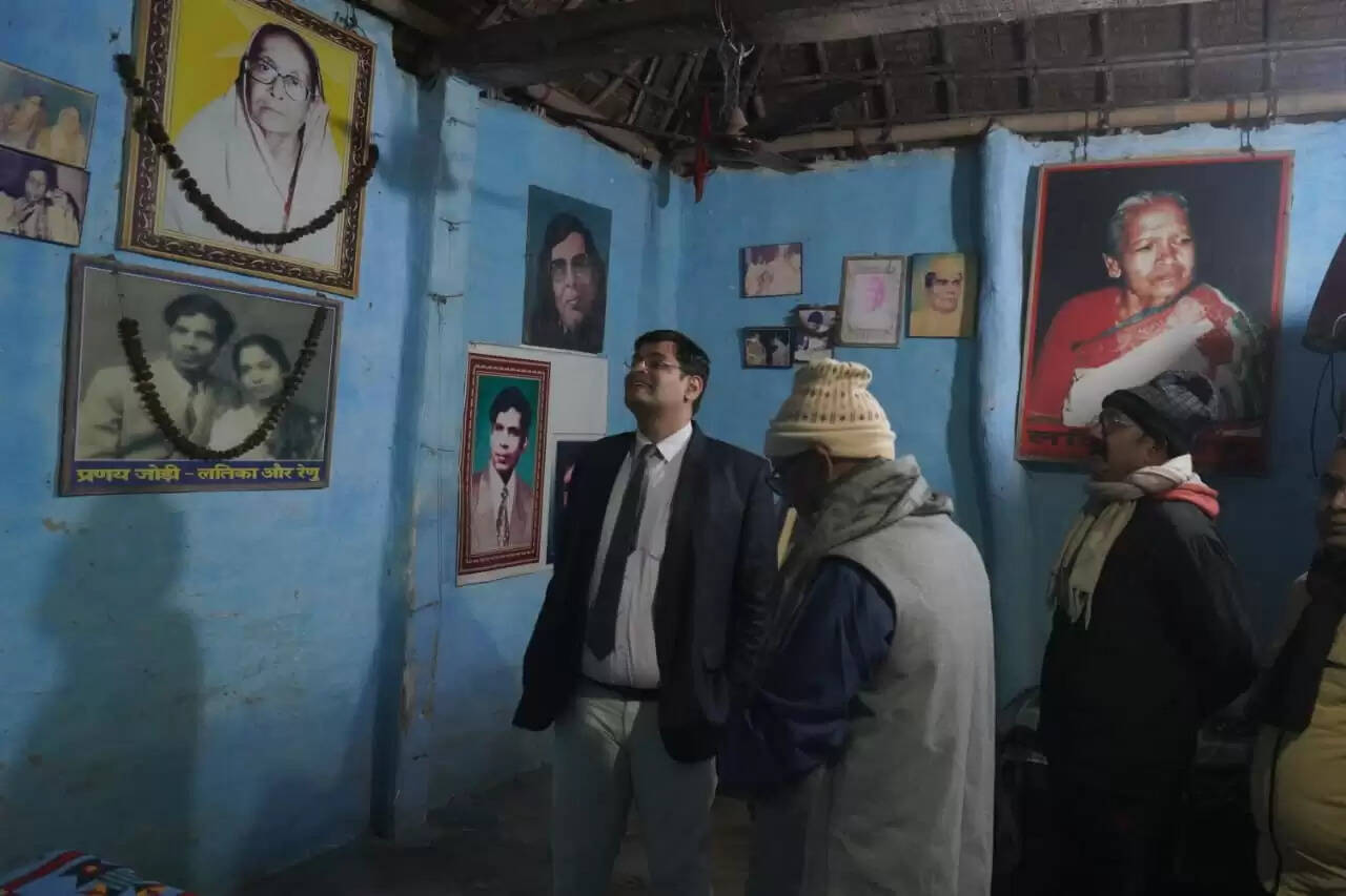 डीएम विनोद दूहन फणीश्वरनाथ रेणु के आवास पहुंच किया अवलोकन