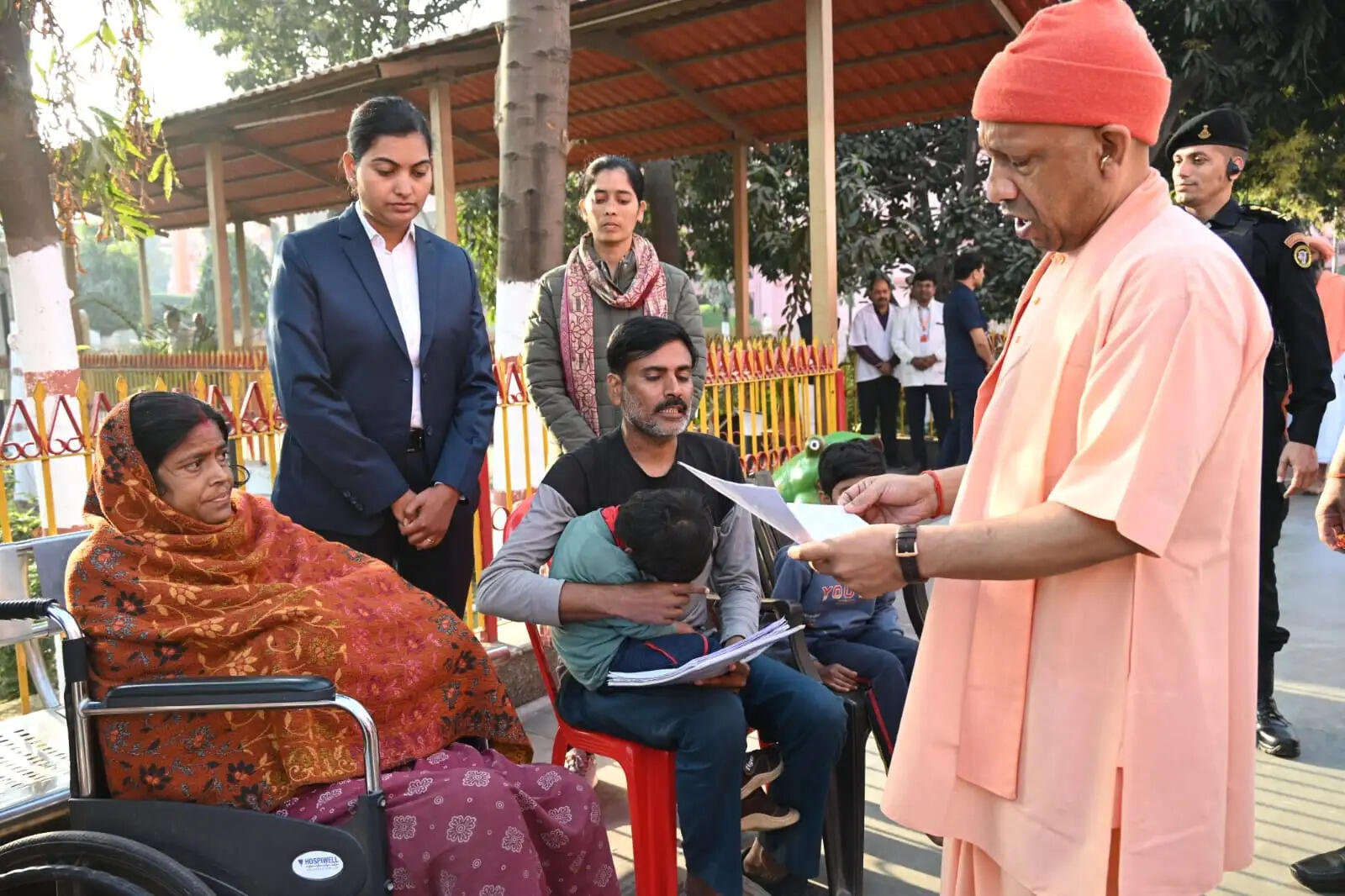 बेफिक्र होकर उपचार कराएं, सरकार देगी भरपूर आर्थिक सहायता : मुख्यमंत्री योगी