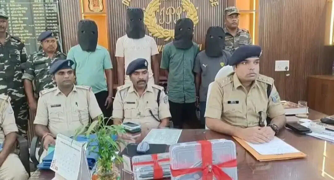 हथियार के साथ चार युवक गिरफ्तार