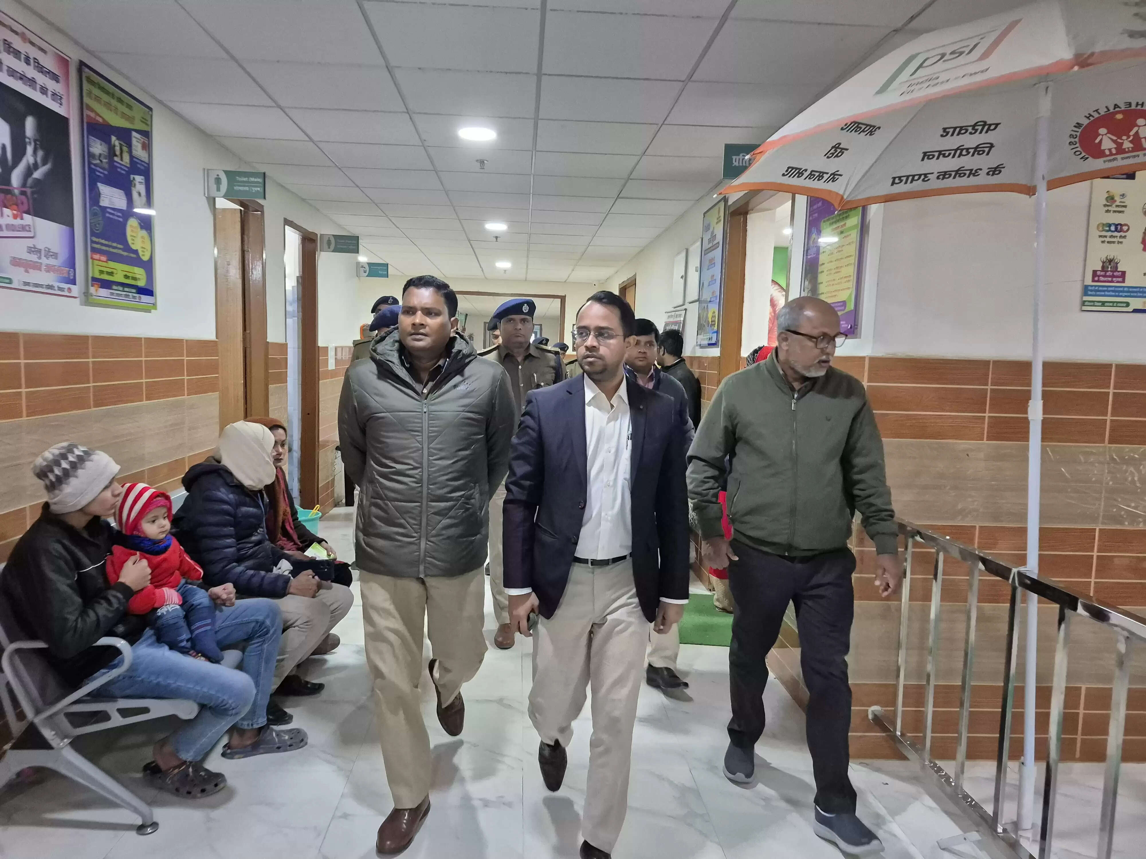 नाथबाबा घाट और सदर अस्पताल का डीएम एसपी ने किया निरीक्षण