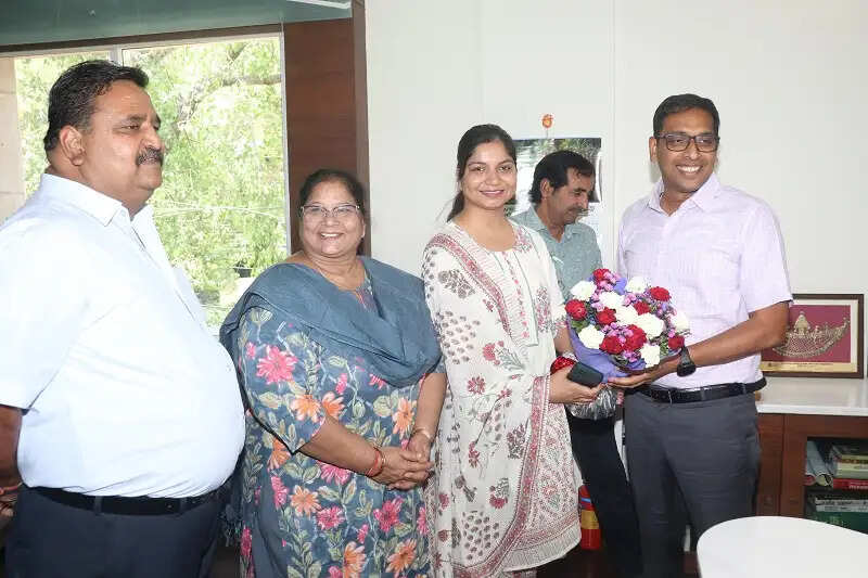 इंदौर की बेटी दिव्यांशी ने यूपीएससी हासिल की 571वीं रैंक, 'चौथी बार में जीती बाजी