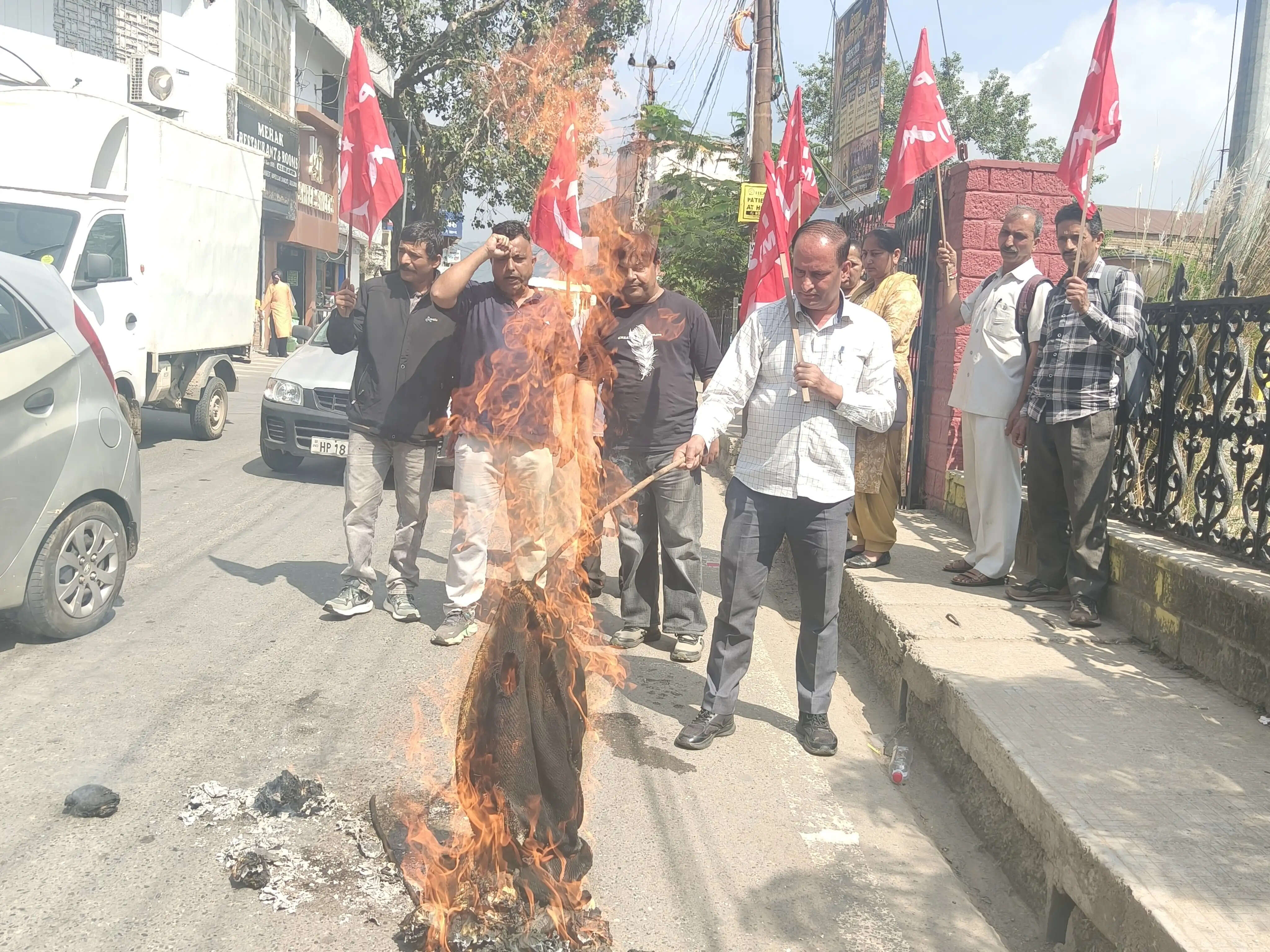 सीपीएम ने नाहन में ने मुख्य चुनाव आयुक्त का पुतला फूंका