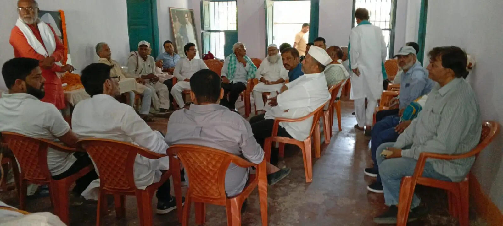 कांग्रेस कार्यकर्ताओं ने की बैठक