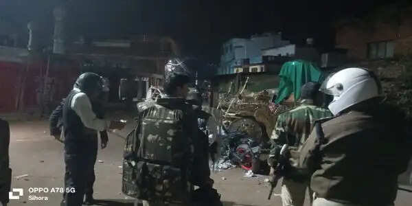 सिहोरा में दो समुदायों में जमकर पथराव, पुलिस ने छोड़े आंसूगैस, स्थिति तनावपूर्ण पर नियंत्रण में