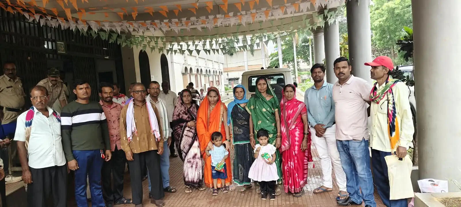 हुक्का-पानी बंद करने और सामाजिक बहिष्कार का आरोप, कलेक्टर जनदर्शन में पहुंचे पीड़ित परिवार