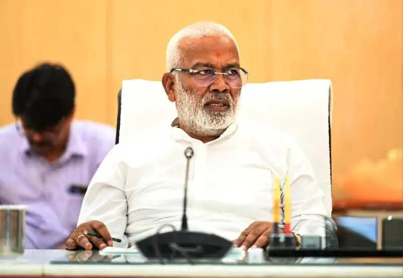 स्वीकृत एवं निर्माणाधीन परियोजनाओं में शिथिलता बर्दाश्त नहीं : स्वतंत्र देव सिंह