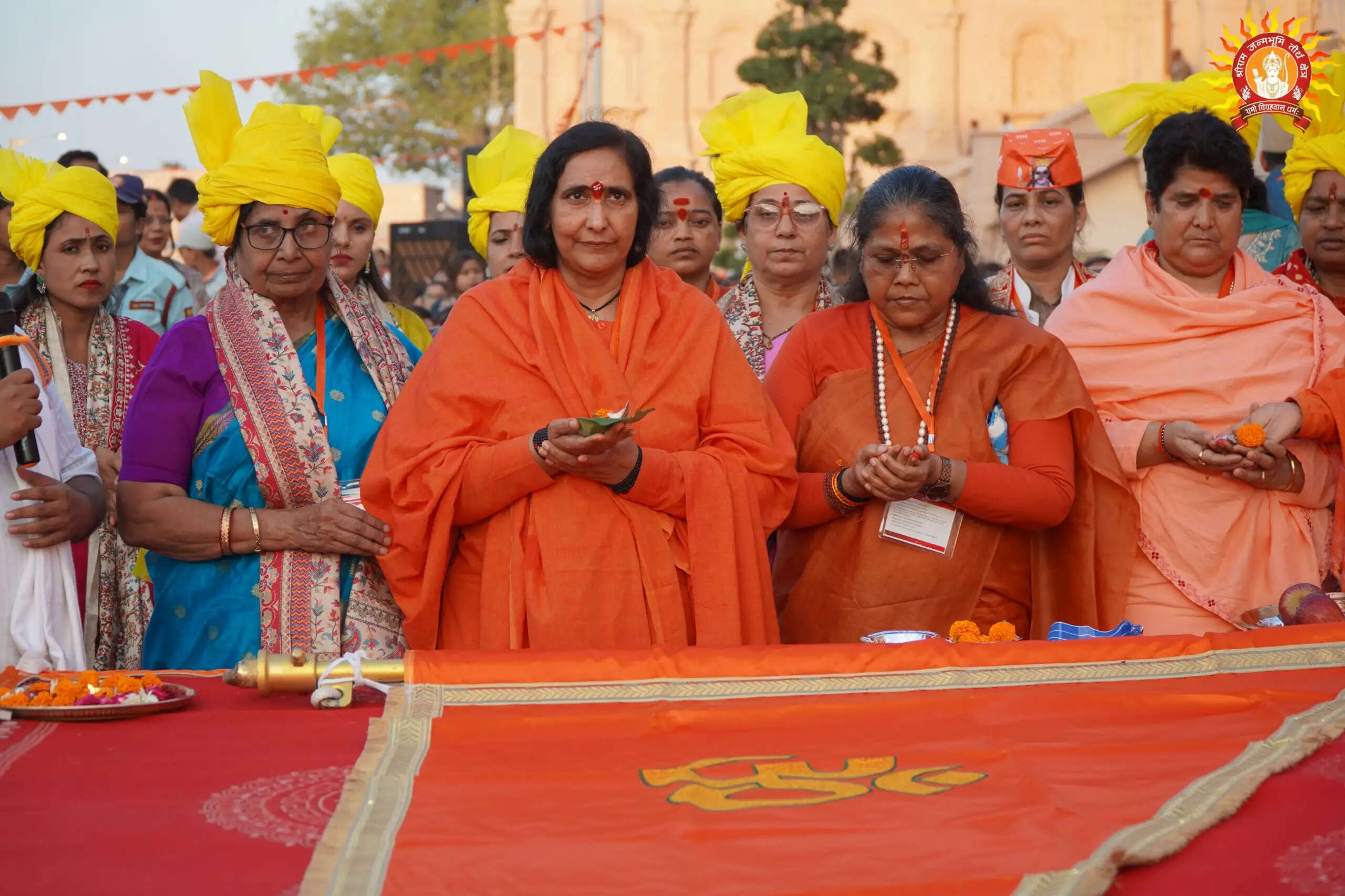 (अपडेट) रामजन्मभूमि में साध्वी ऋतंभरा ने किया मां भगवती मंदिर के शिखर पर ध्वजारोहण