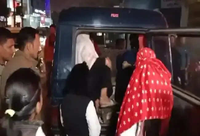 ग्वालियरः मसाज सेंटर में चल रहा था देह व्यापार, छह युवतियों समेत 10 लोगों को पुलिस ने पकड़ा