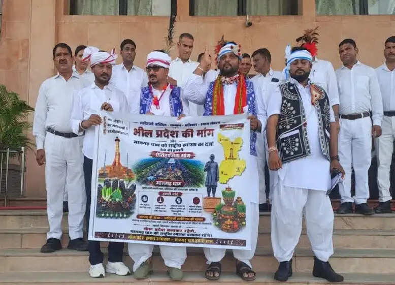 भील प्रदेश की फिर गूंजी मांग: बीएपी विधायकों ने विधानसभा के बाहर किया प्रदर्शन