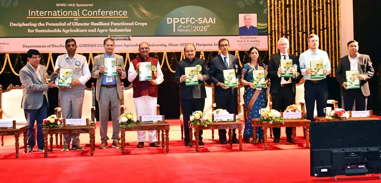 हिसार : किसानों के हित में बेहतर समन्वय से कार्य करें अनुसंधान एवं औद्योगिक संस्थान : प्रो. सोमनाथ सचदेवा