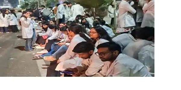 स्टाइपेंड बढ़ाने की मांग पर&nbsp;रातभर&nbsp;सड़क पर डटे रहे इंटर्न डॉक्टर,&nbsp;हमीदिया में आज ओपीडी-इलेक्टिव ओटी का बहिष्कार