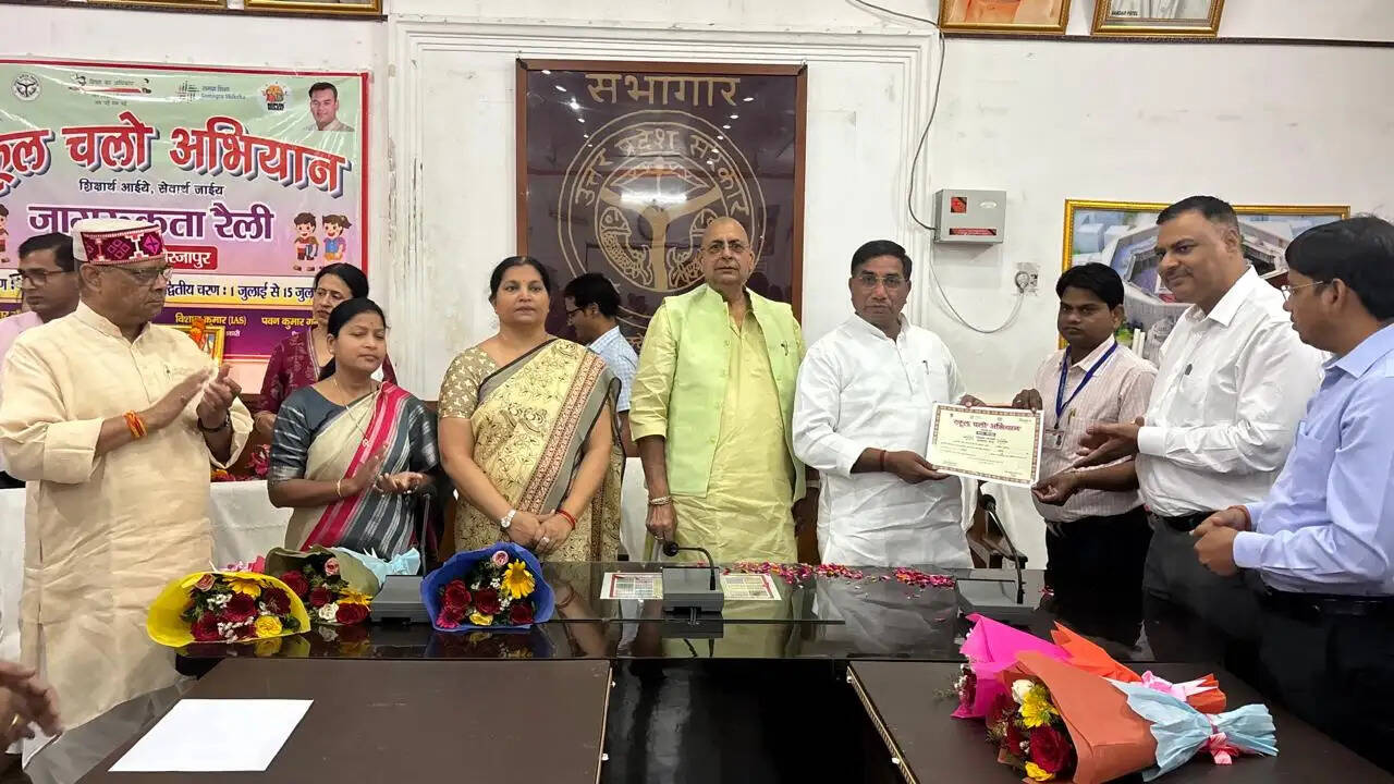 स्कूल चलो अभियान का शुभारम्भ, जनप्रतिनिधियों व डीएम ने दिखाई हरी झंडी