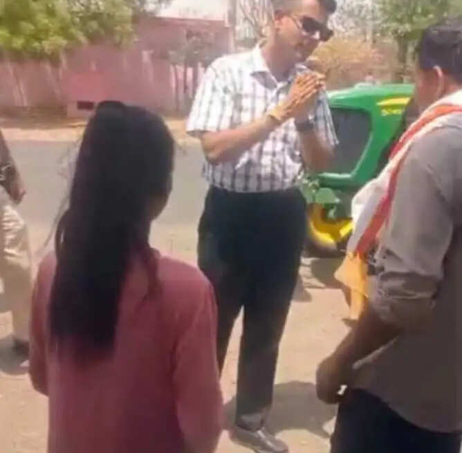 राजगढ़ःओवरलोड ट्रेक्टर रुकवाया,एसपी ने हाथ जोड़कर-कान पकड़कर दी समझाइश