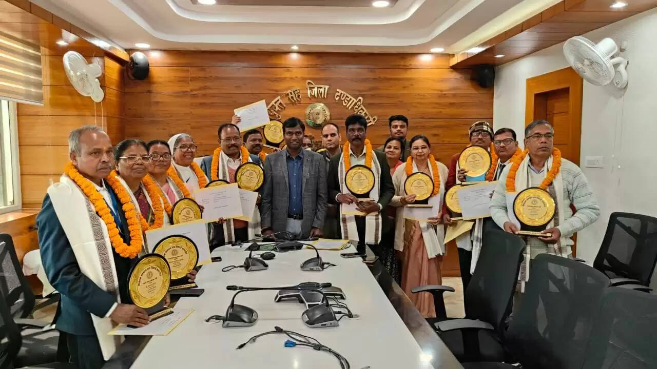 उपायुक्त ने 12 सेवानिवृत शिक्षकों को दी विदाई