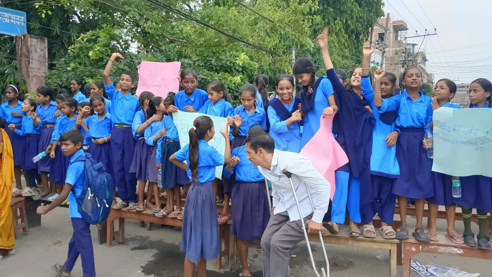 एमएसकेबी स्कूल में लगातार दूसरी रात चोरी, पेयजल संकट से आक्रोशित छात्रों ने किया सड़क जाम