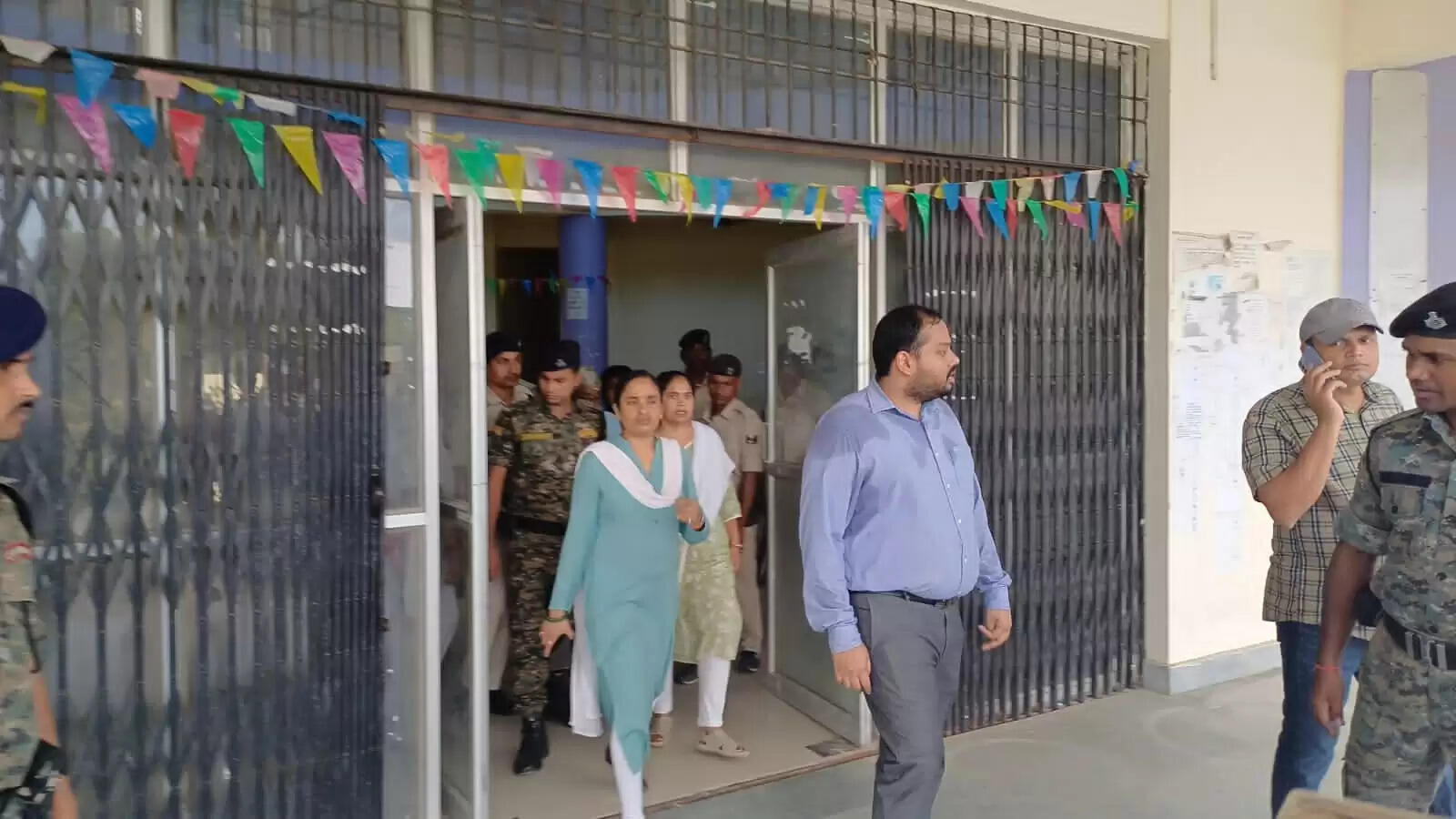 जिलाधिकारी ने सलखुआ प्रखंड सह अंचल का निरीक्षण कर आवश्यक निर्देश दिये