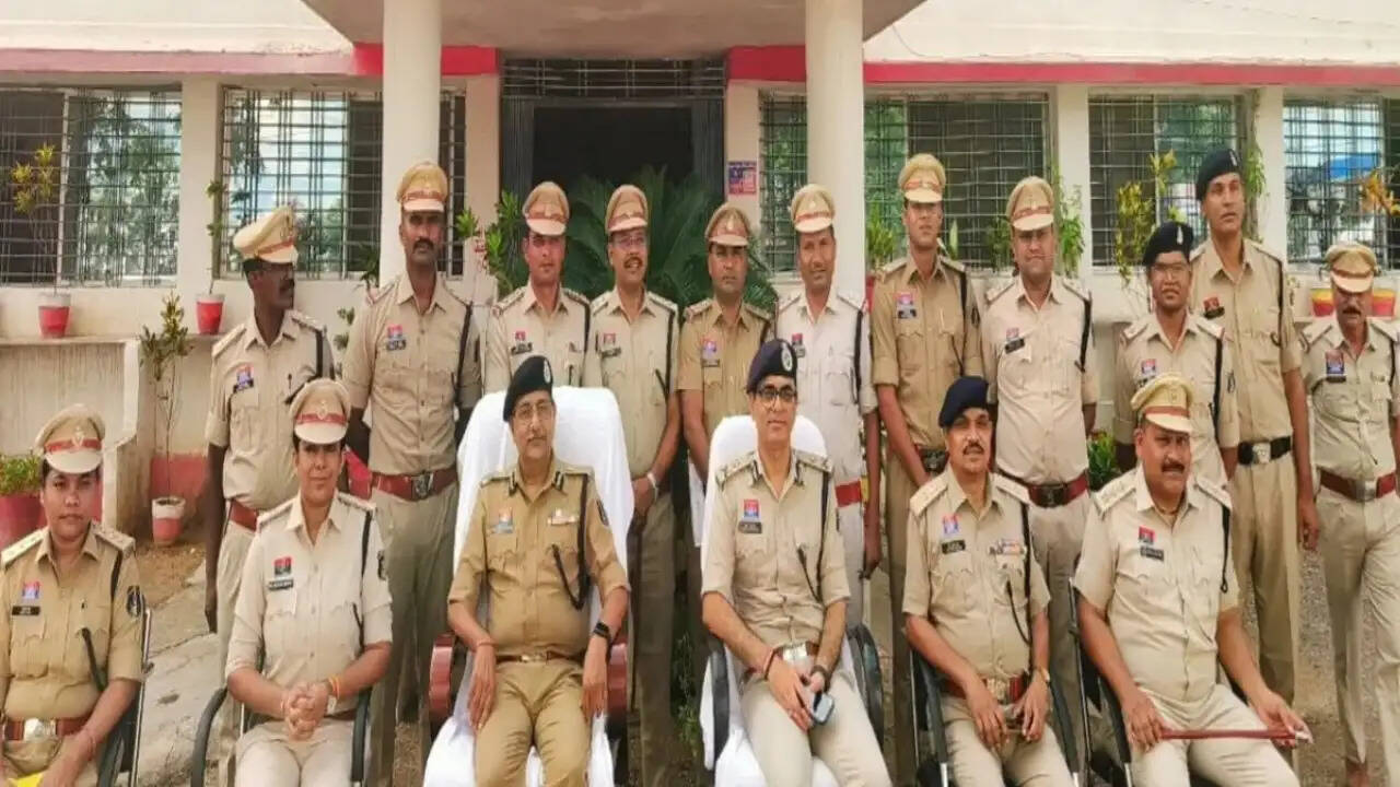 कोरिया : डीजीपी अरुणदेव गौतम ने कानून-व्यवस्था की समीक्षा कर नौगई हत्याकांड को बताया दुर्भाग्यपूर्ण