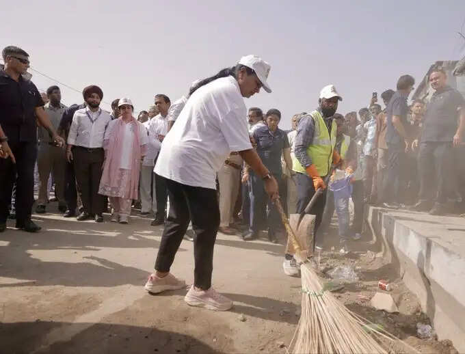 मुख्यमंत्री ने गांधी जयंती पर स्वच्छता अभियान में किया श्रमदान