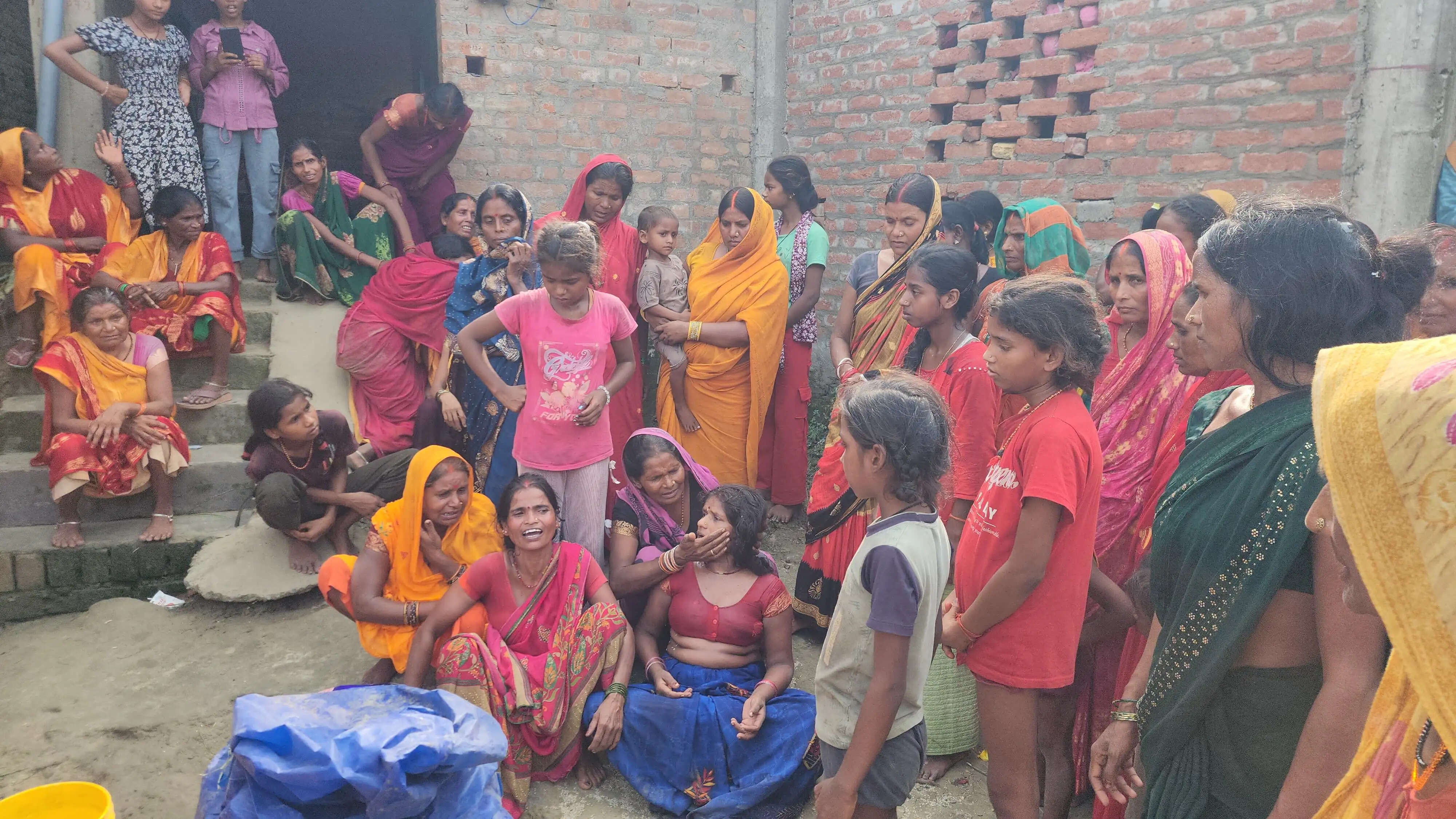 रक्षाबंधन पर घर लौट रहे युवक की ट्रेन से गिरकर मौत, मातम में बदलीं खुशियां