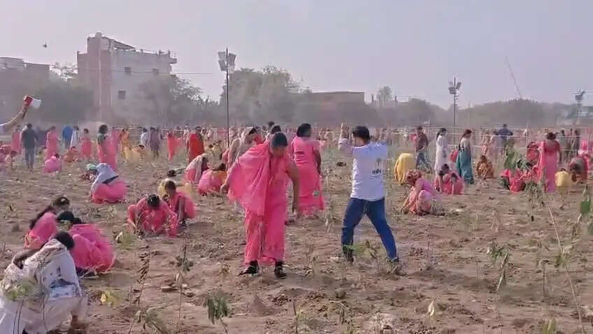 काशी नगरी ने रचा वैश्विक कीर्तिमान, रामनगर में ‘शहरी वन’ के लिए पौधरोपण कर चीन को पीछे छोड़ा