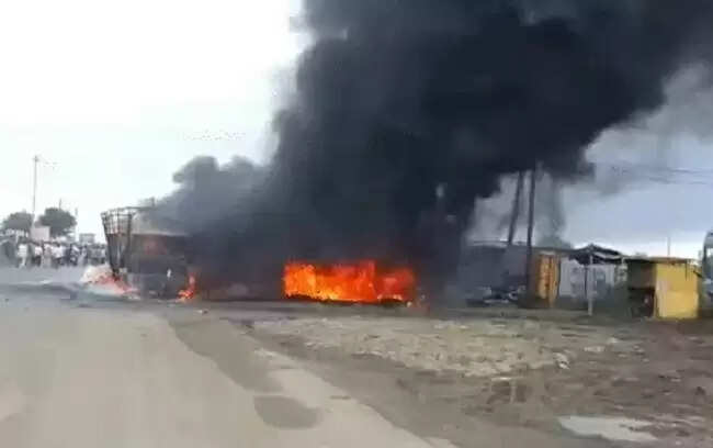 भोपाल में चलते ट्रक में लगी भीषण आग, चालक ने कूदकर बचाई अपनी जान