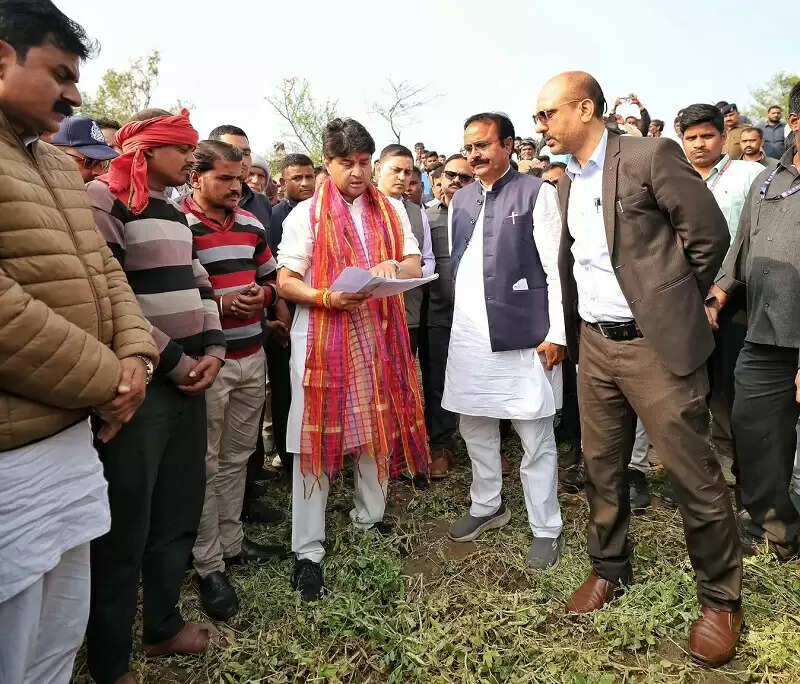 मप्र के अशोकनगर में ओलावृष्टि से प्रभावित किसानों के बीच पहुंचे सिंधिया, सर्वे और मुआवजे के दिए निर्देश