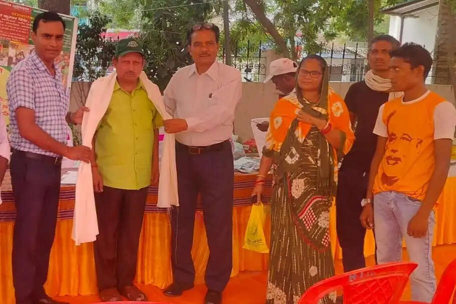 मीरजापुर में 4000वें दिन भी नहीं टूटा संकल्प, ग्रीन गुरु ने किया पौधरोपण व पौध वितरण