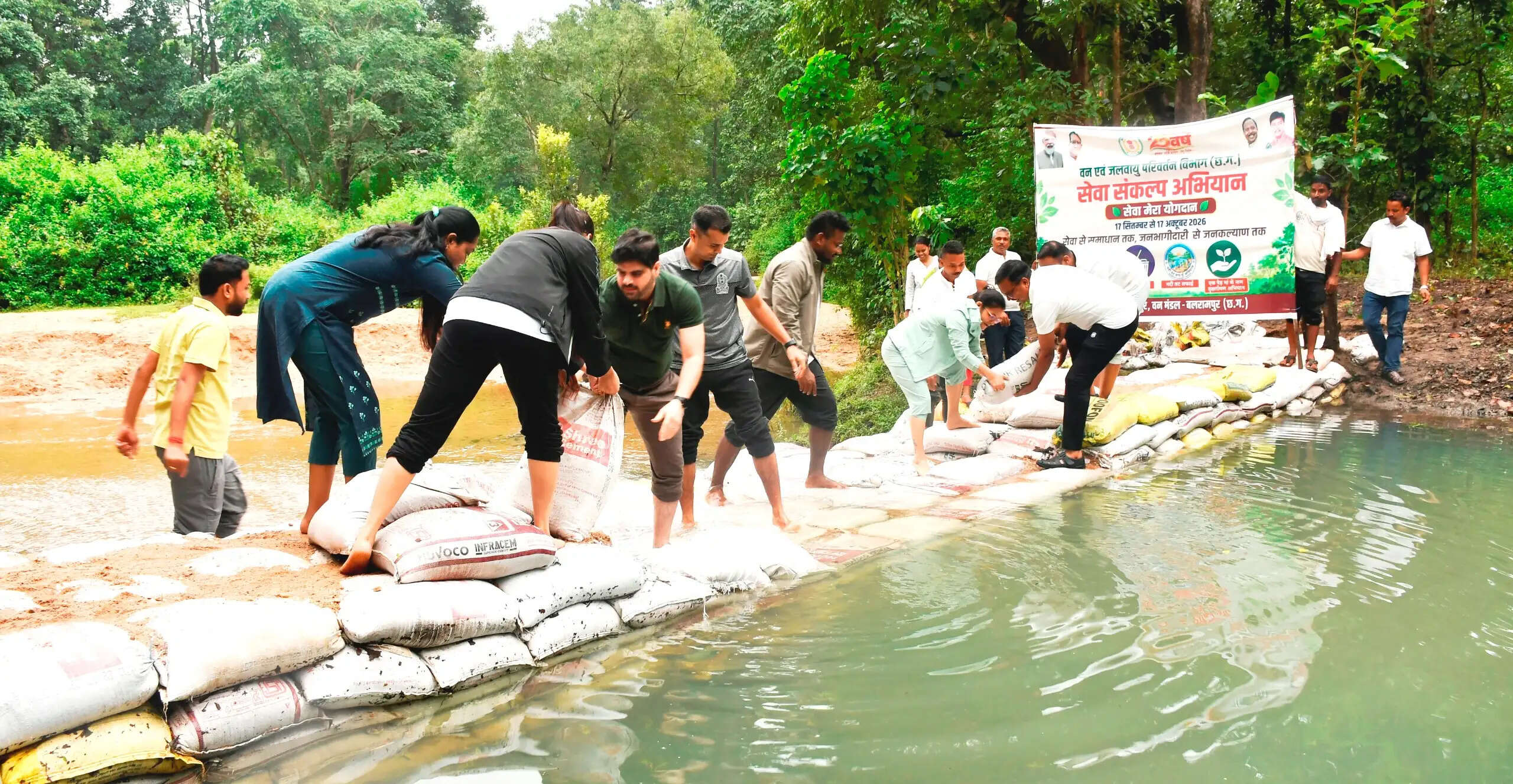 घाघवा नाला में श्रमदान से बना बोरी बंधान, सेंदुर नदी तट पर चला स्वच्छता और पौधारोपण अभियान