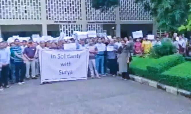 आईआईटी मुंबई में प्रोफेसर दुल्ला के समर्थन में फैकल्टी फोरम का मार्च