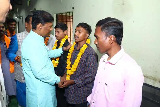 नीट में सफल दंतेवाड़ा के 24 विद्यार्थियों काे मंत्री केदार कश्यप ने भेंट किए टैबलेट
