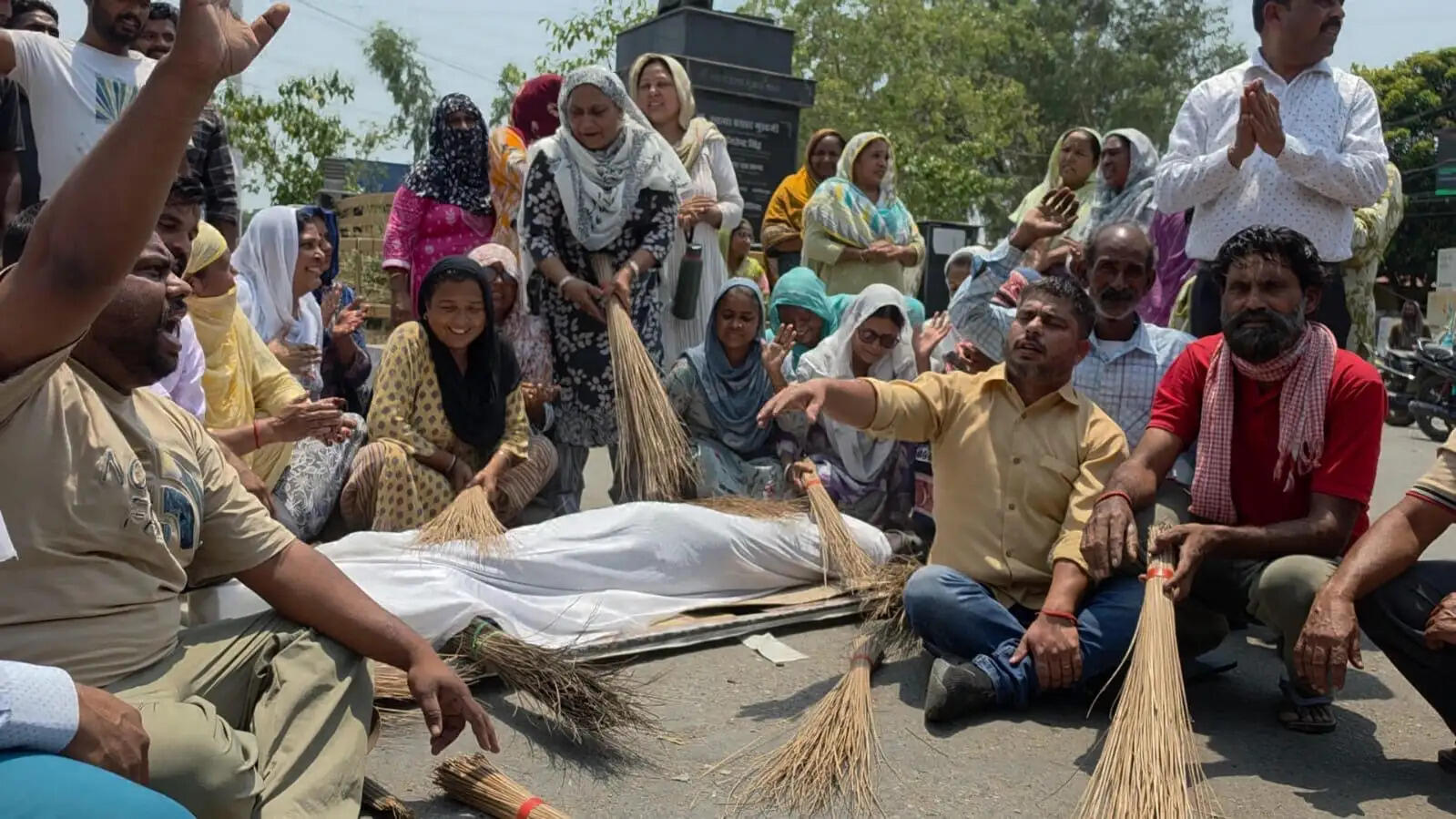 कठुआ में सफाई कर्मचारियों की हड़ताल आठवें दिन भी जारी, उमर सरकार का पुतला फूंका