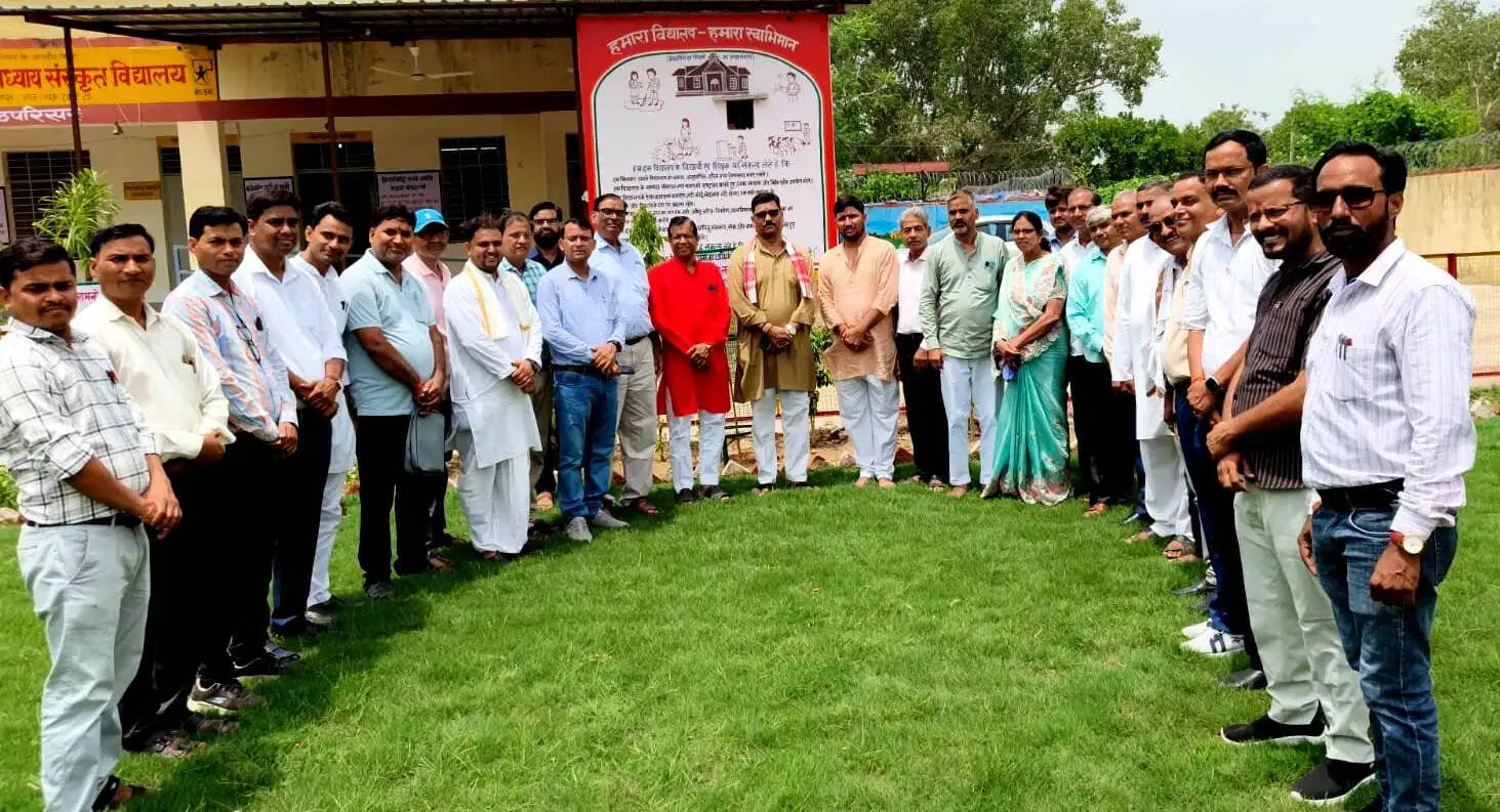 धौलपुर में एक पेड़ एक शिक्षक अभियान के तहत वृक्षारोपण