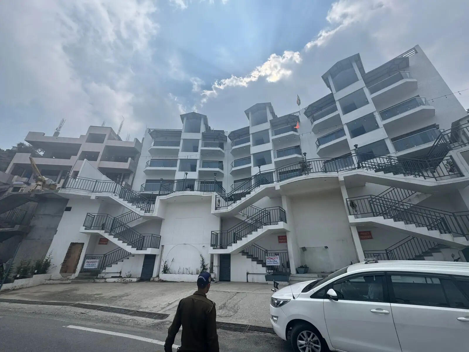 मुक्तेश्वर में बेलगाम निर्माण पर मंडलायुक्त सख्त, अवैध भवनों की जांच के निर्देश