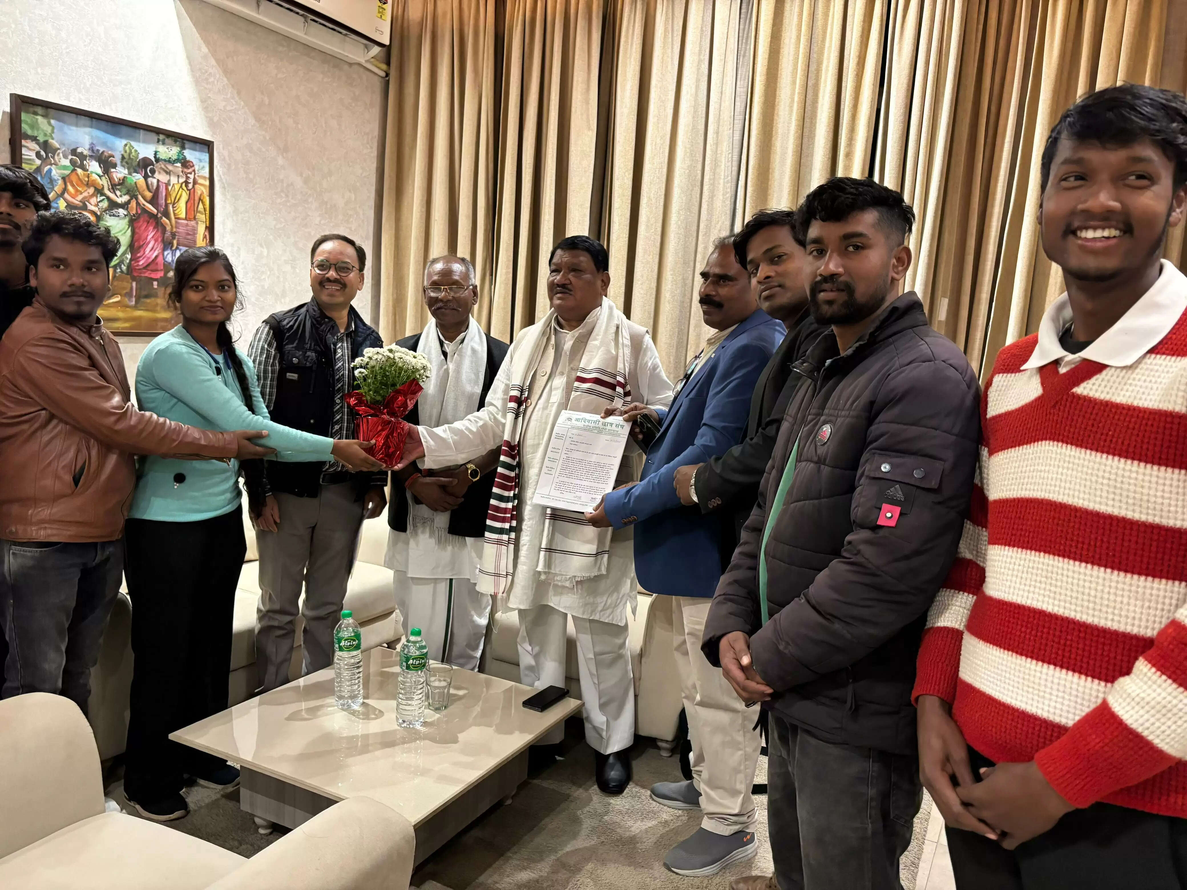 झारखंड आदिवासी छात्र संघ ने केंद्रीय मंत्री जुएल ओराम को सौंपा विभिन्न मांगों से संबंधित ज्ञापन