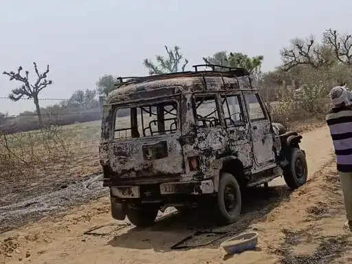 कच्चे रास्ते पर चलती जीप में लगी आग, युवक की जलने से मौत