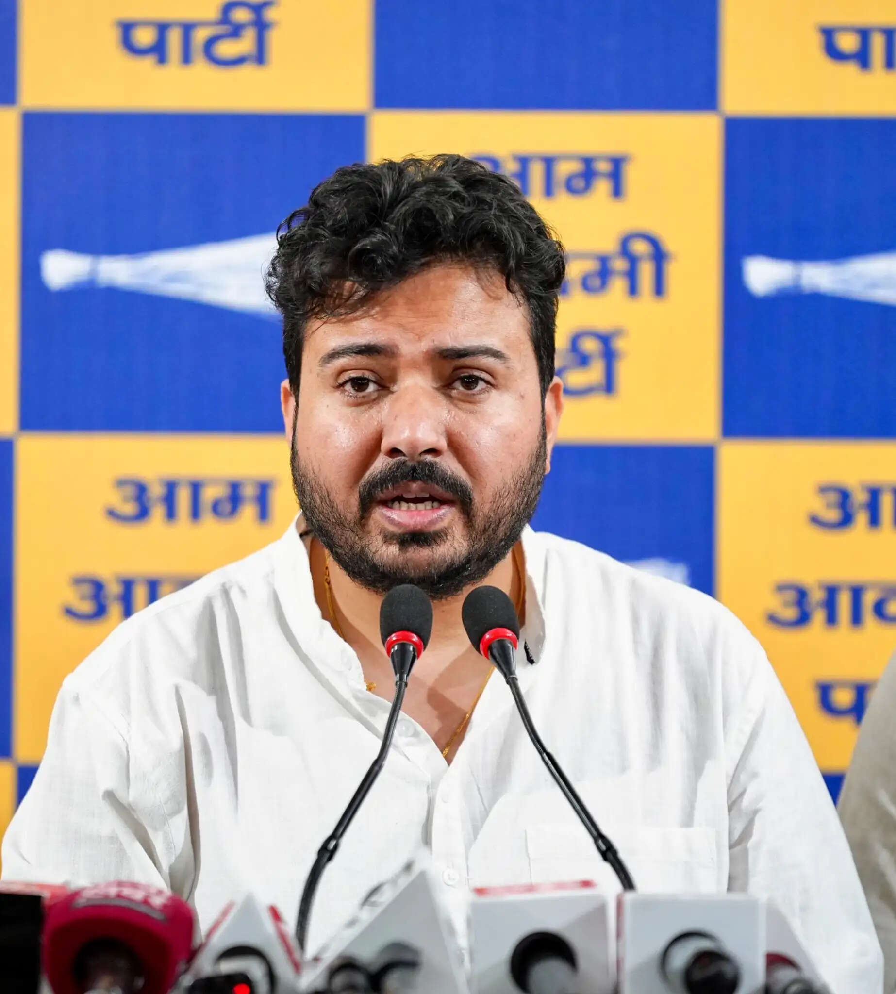 आआपा नेता दुर्गेश पाठक के दिल्ली आवास पर सीबीआई का छापा