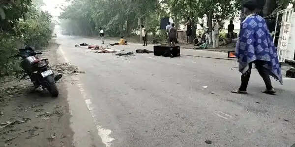 सारण में अनियंत्रित पिकअप पलटने से चार की मौत