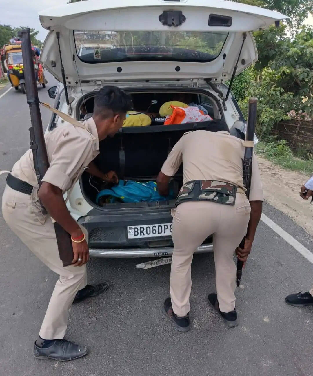 सुपौल में सघन वाहन जांच अभियान, पुलिस ने दस्तावेज जांच के साथ तस्करी पर कसी नजर