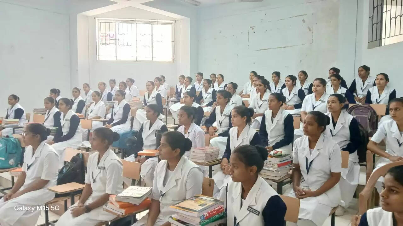 कार्यशाला में नर्सिंग की छात्राओं को दी गई महिला सुरक्षा की जानकारी