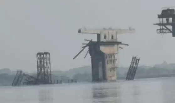 गंगा नदी फोरलेन पुल का पाया संख्या 9 का सुपर स्ट्रक्चर हुआ जमींदोज