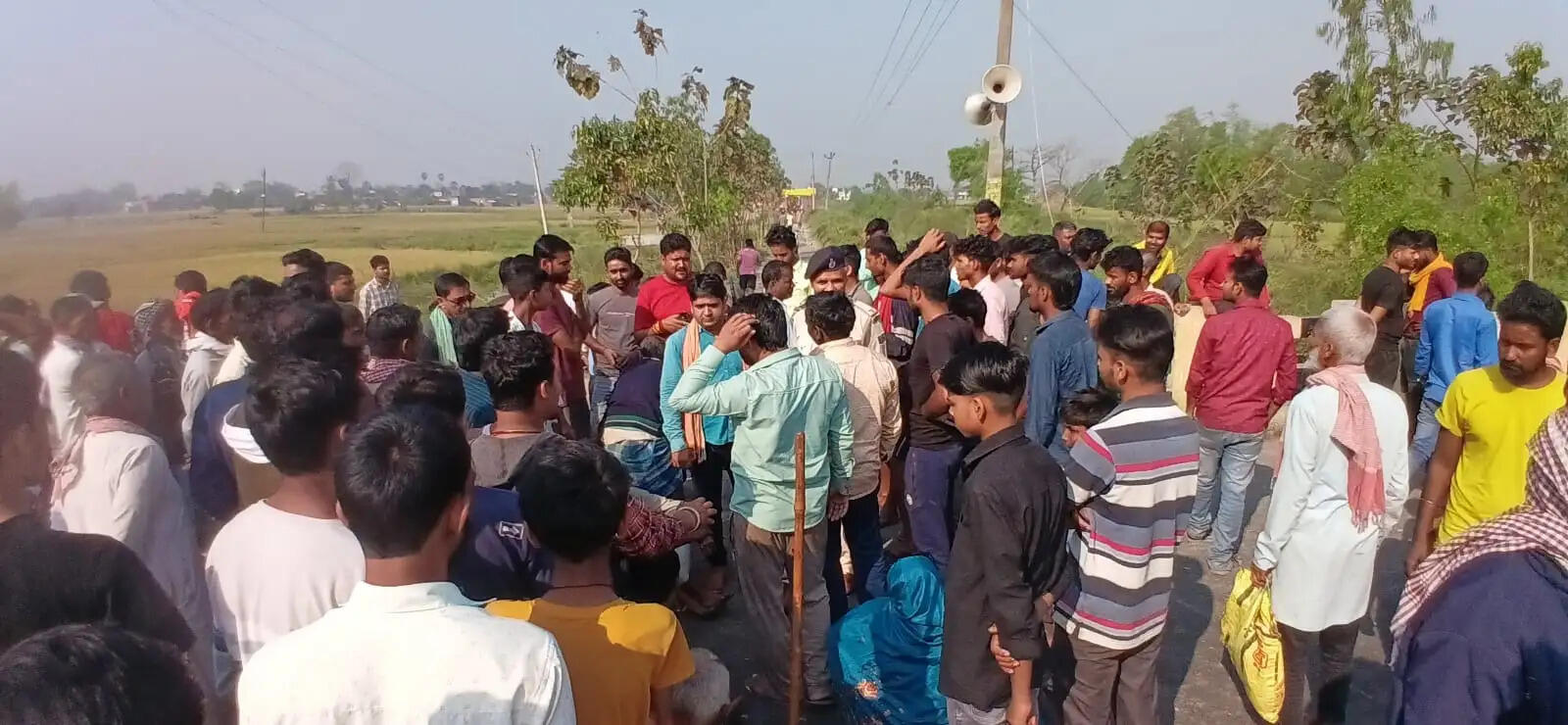 छठ स्तूप तोड़ने से ग्रामीणों में आक्रोश भड़का, एनएच727 पर यातायात अवरुद्ध