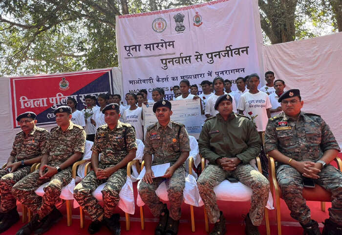 छत्तीसगढ़ के सुकमा में 26 नक्सलियों ने किया आत्मसमर्पण