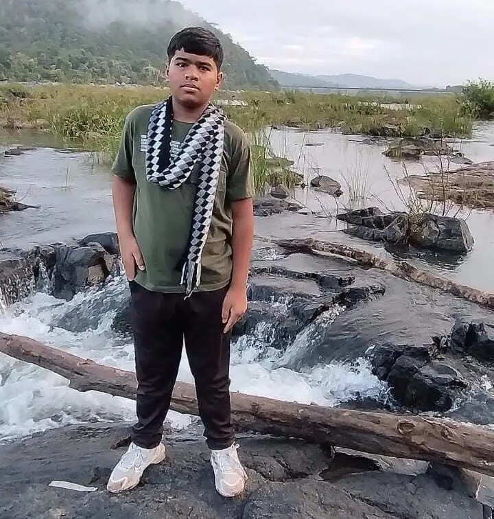 जलप्रपात में डूबा छात्र यश कुमार 48 घंटे बाद भी नहीं मिला