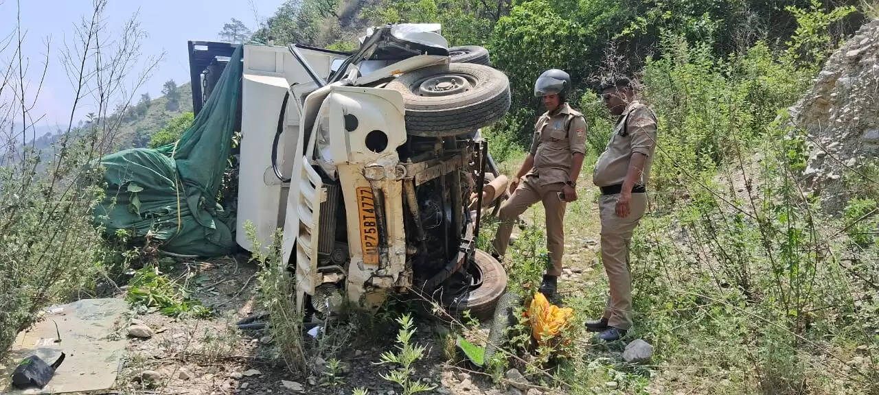 खाई में गिरा वाहन, दो घायल