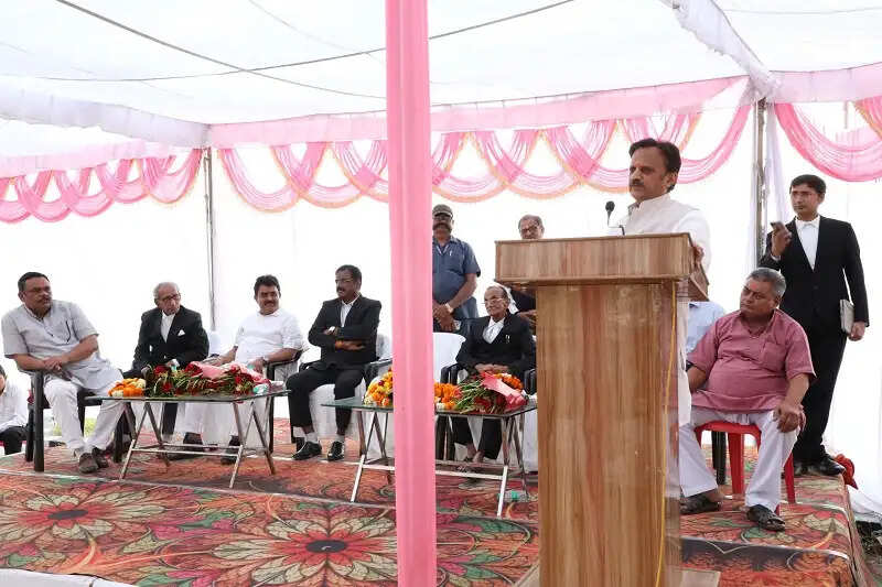 रीवाः जिला न्यायालय परिसर में स्वच्छ पेयजल आपूर्ति कार्य का उप मुख्यमंत्री शुक्ल ने किया भूमि पूजन