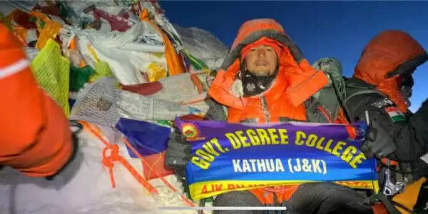 कैडेट मोहित ने माउंट एवरेस्ट पर राष्ट्रीय ध्वज फहराया