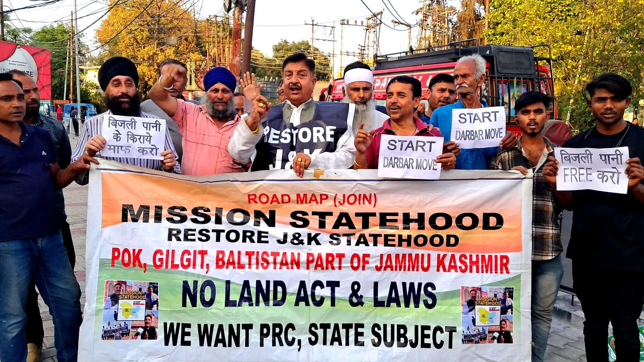 जम्मू में राज्य का दर्जा बहाल करने, अनुच्छेद 370 की मांग को लेकर प्रदर्शन